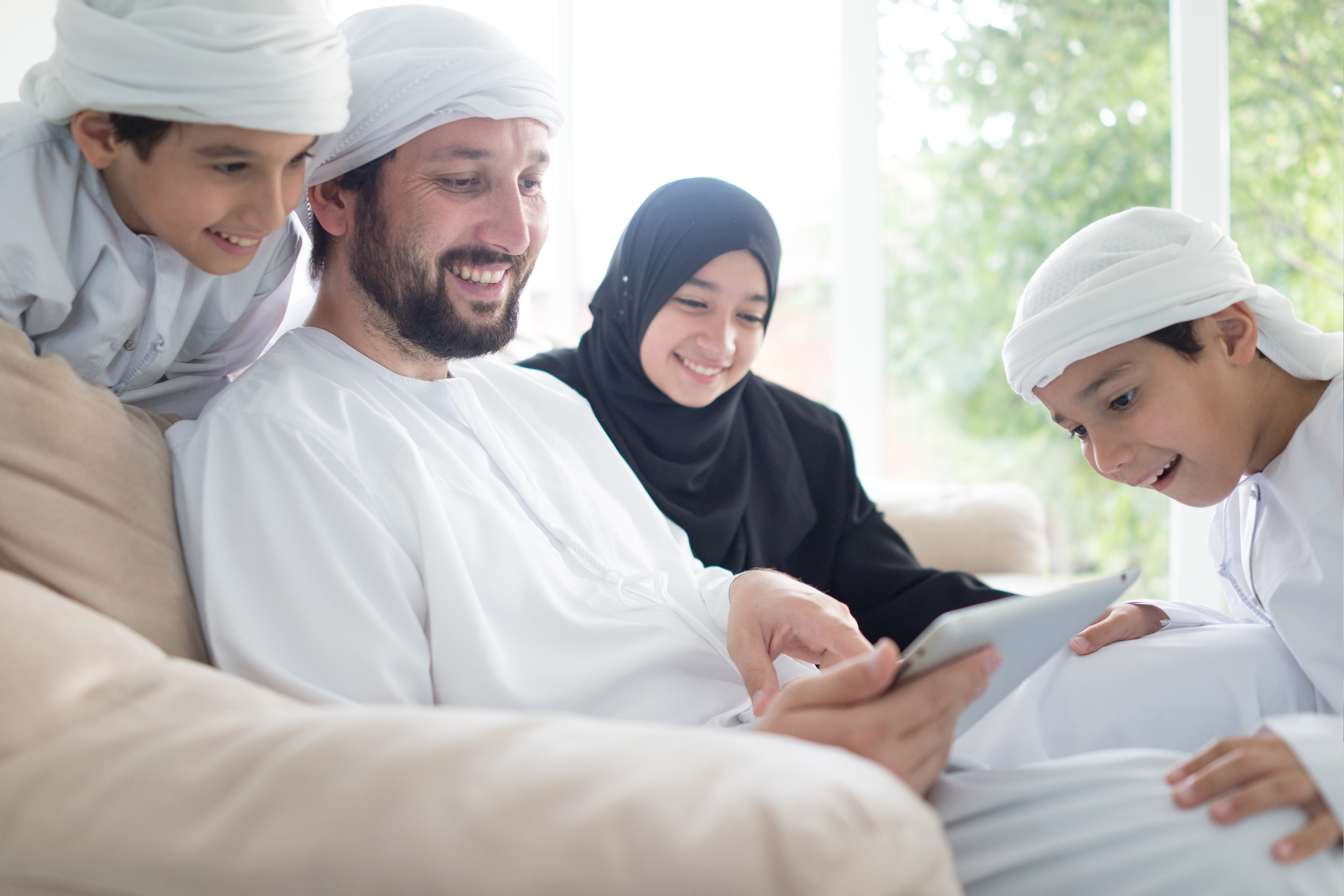 family_with_ipad